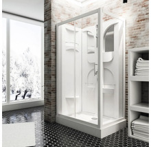 Lichte badkamer met complete douchecabine, planken en bakstenen muur