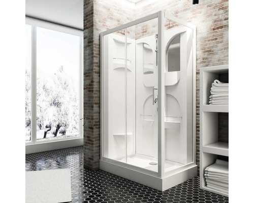 Lichte badkamer met complete douchecabine, planken en bakstenen muur