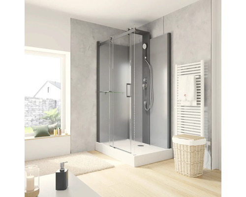 Badkamer met douchecabine, handdoekradiator en decoratie