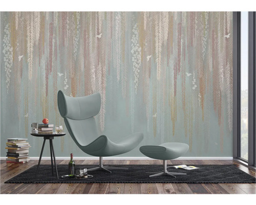 Woonkamer met patroonbehang, fauteuil en bijzettafel voor een gezellige sfeer