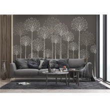 Woonkamer met grijze bank, tapijt en behang met boommotief voor een gezellige sfeer