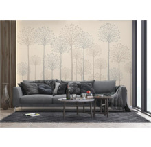 Woonkamer met grijze bank, salontafel en muurdecoratie met boommotieven voor een gezellige sfeer