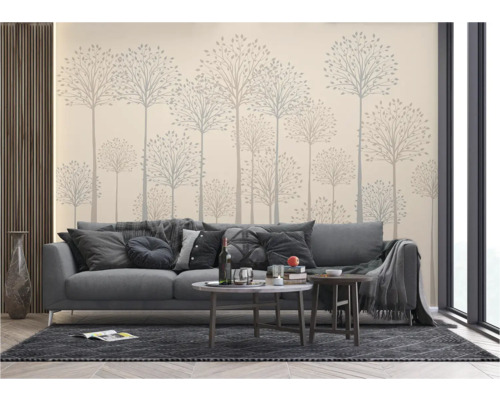 Woonkamer met grijze bank, salontafel en muurdecoratie met boommotieven voor een gezellige sfeer