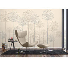 Woonkamer met fauteuil, bijzettafel en boombehang voor een natuurlijke sfeer