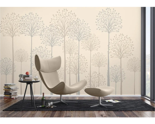 Woonkamer met fauteuil, bijzettafel en boombehang voor een natuurlijke sfeer