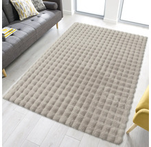 Rechthoekig tapijt met gewatteerd design in een heldere woonkamer