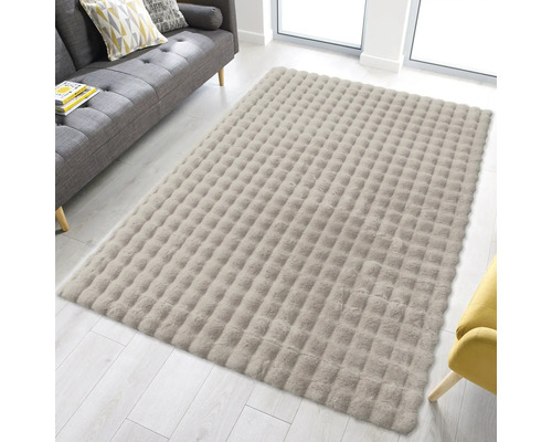 Rechthoekig tapijt met gewatteerd design in een heldere woonkamer