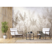 Lichte, vriendelijke kamerinrichting met twee fauteuils, een tafeltje en behang met grassen