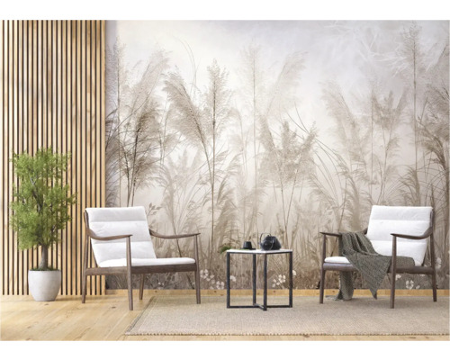 Lichte, vriendelijke kamerinrichting met twee fauteuils, een tafeltje en behang met grassen