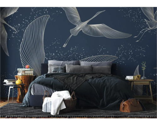 Slaapkamer met bed voor een wandbehang met vogelmotieven