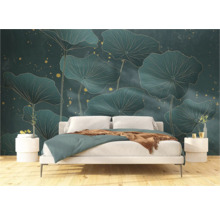 Slaapkamer met wandbekleding met bloemmotief