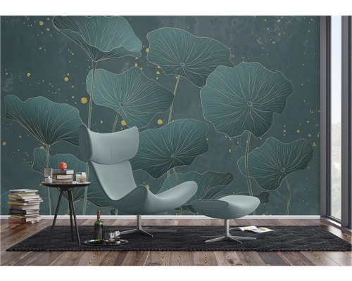 Decoratief interieur met behang met bladmotief, fauteuil en bijzettafel.