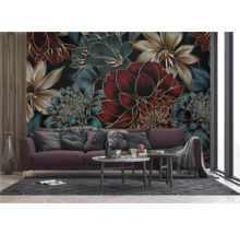 Woonkamer met bank voor een behang met bloemmotief.