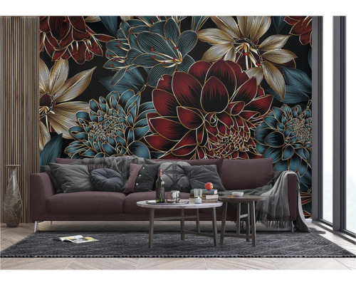 Woonkamer met bank voor een behang met bloemmotief.