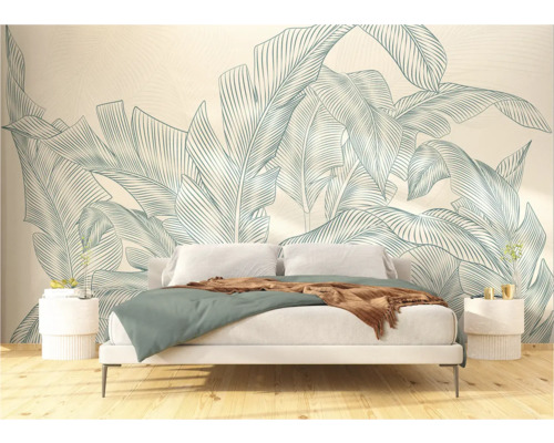 Slaapkamer met bed voor een behang met een botanisch bladerdesign