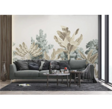 Woonkamer met grijze bank, salontafel en een fotobehang met jungle thema.