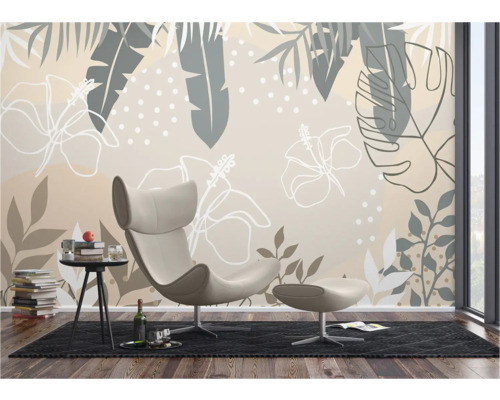 Woonkamer met fauteuil, bijzettafel en fotobehang met bladeren en bloemen