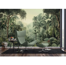 Woonkamer met junglebehang, fauteuil en bijzettafel