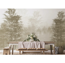 Wanddecoratie met bamboebosmotief in een heldere kamer met tafel en decoratie