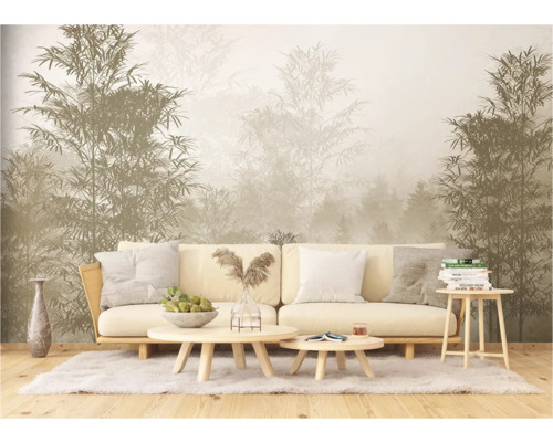 Lichte woonkamer met bank, salontafels en bamboebosbehang voor een rustige sfeer.