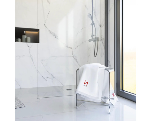 Moderne badkamer met handdoekrek, handdoeken, douche en opbergvak