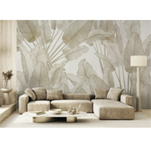 Woonkamer met bank, salontafel en bloemenbehang