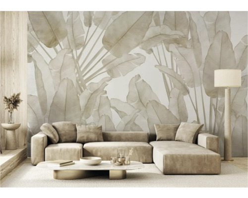 Woonkamer met bank, salontafel en bloemenbehang