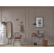 Woonkamer met spiegel, stoel, plank en decoratieve elementen voor een wand met sierlijsten