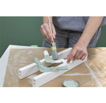 Decoratieve elementen schilderen met kwast en verf.