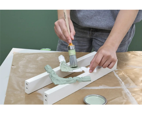 Decoratieve elementen schilderen met kwast en verf.