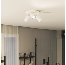 Plafondlamp met drie spots in een badkamer