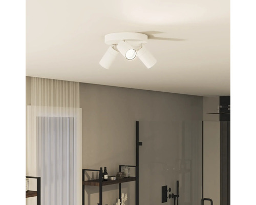 Plafondlamp met drie spots in een badkamer
