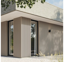 Buitenkant van een modern huis met houten gevelbekleding en grote ramen