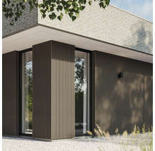 Buitenkant van een huis met houten gevelbekleding en raampartijen