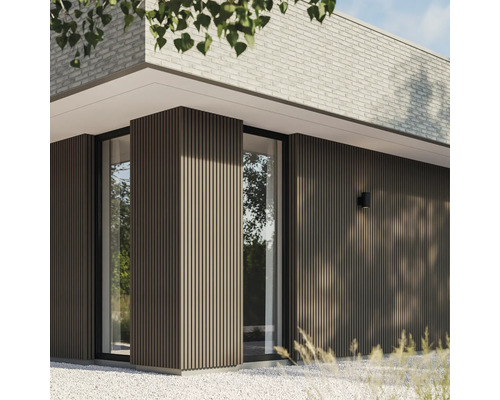 Buitenkant van een huis met houten gevelbekleding en raampartijen