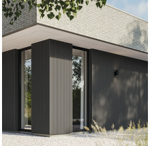 Buitenaanzicht van een modern huis met gevelbekleding en ramen