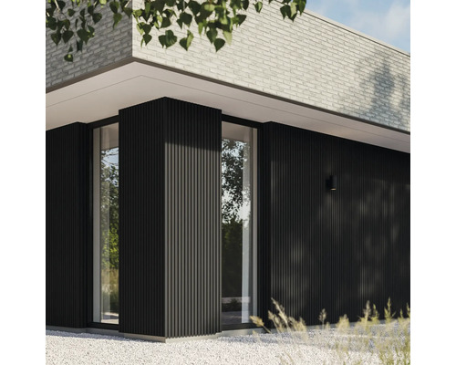 Close-up van een modern huis met een gevel van lambrisering en bakstenen.