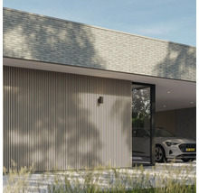 Modern huis met houten gevel, carport en geparkeerde auto