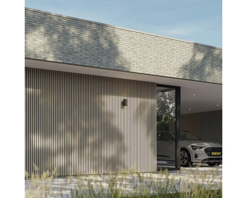 Modern huis met houten gevel, carport en geparkeerde auto