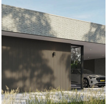 Moderne carport met houten bekleding en geparkeerde auto