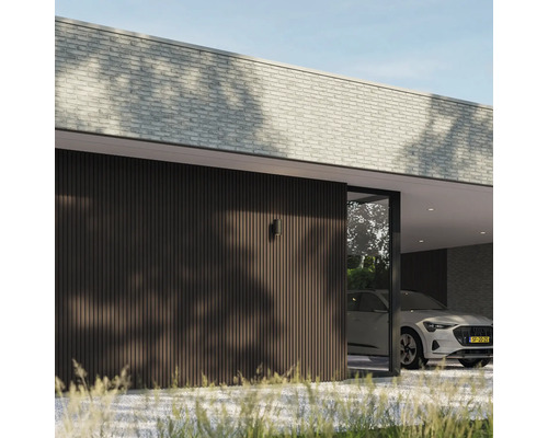 Modern huis met houten gevel, bakstenen en geparkeerde auto