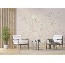 Decoratieve woonkamerscène met bloemenbehang, fauteuils en bijzettafel