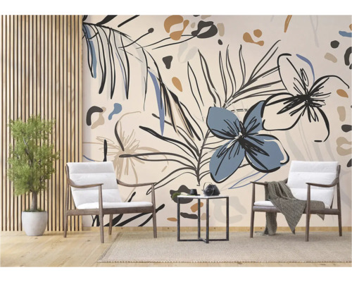 Woonkamer met bloemenbehang, twee stoelen en een kleine tafel