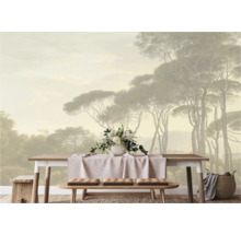 Lichte kamer met fotobehang van een bos, tafel met bloemenvaas en zitbank