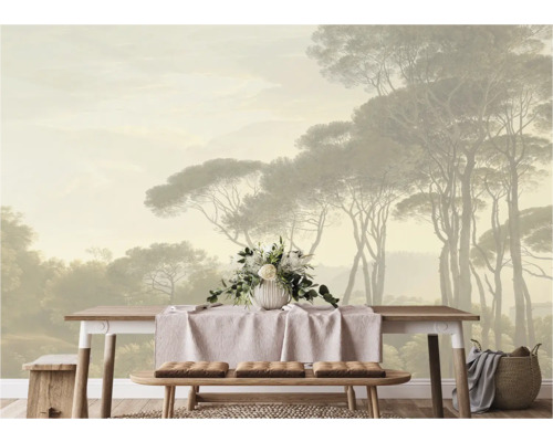 Lichte kamer met fotobehang van een bos, tafel met bloemenvaas en zitbank