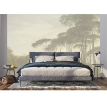 Slaapkamer met een fotobehang dat een bosscène voorstelt en een rustige sfeer creëert.