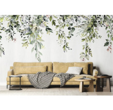 Woonkamer met bloemmotief wanddecoratie, bank en bijzettafels