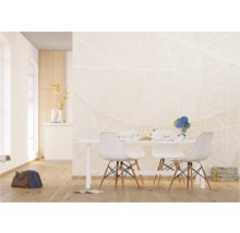 Lichte kamer met eettafel, stoelen en decoratief behang