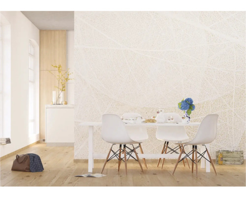 Lichte kamer met eettafel, stoelen en decoratief behang