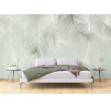 Slaapkamer met een bed en een behang met verenmotief